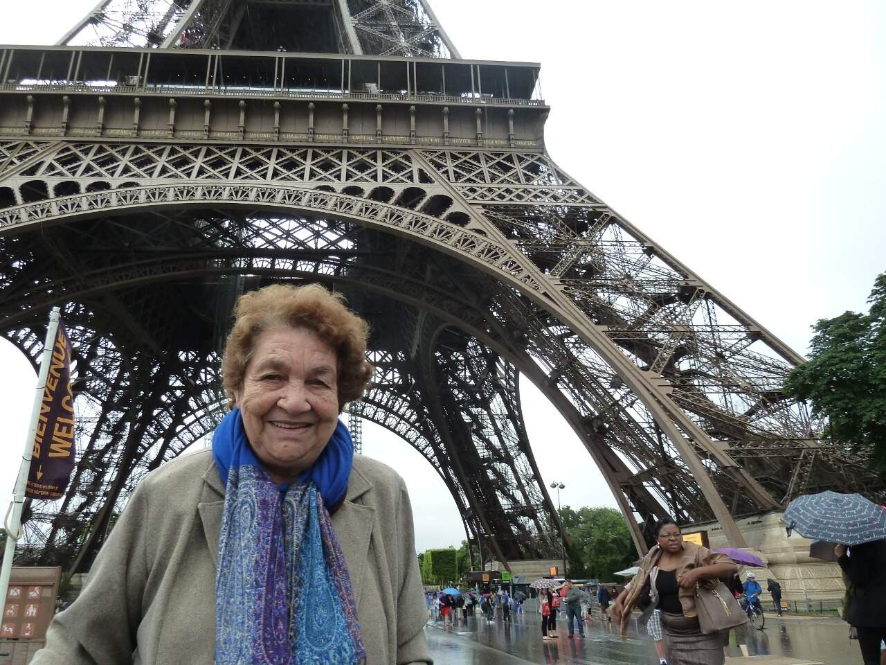 Dona Air durante viagem a Paris com familiares (Foto: Arquivo Pessoal)
