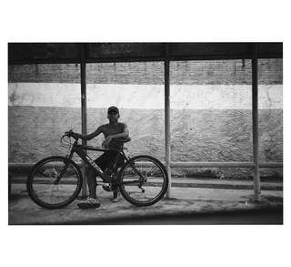 Foto de homem em ponto de ônibis de Campo Grande (Foto: Francisco Canarin)