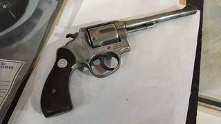 Revólver calibre 38 encontrado na mão de Maycon, em hotel de Dourados (Foto: Adilson Domingos)