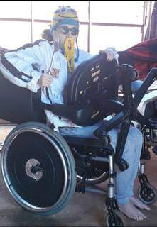Jeey de cadeira de rodas após acidente (Foto: Reprodução)