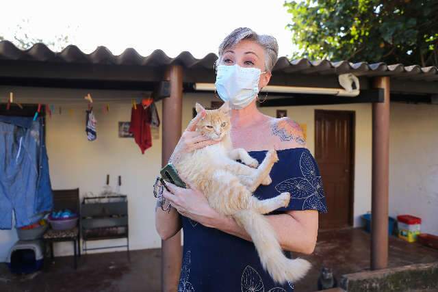 Moradora reclama de vizinho que joga naftalina e at&eacute; bombas contra gatos