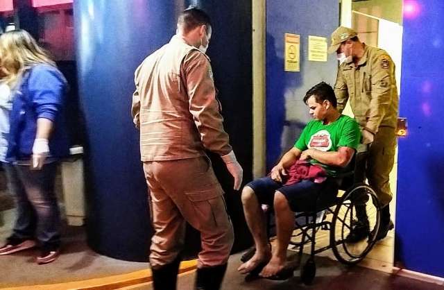 Homem chega armado em lanchonete, atira em rival e fere outros 2