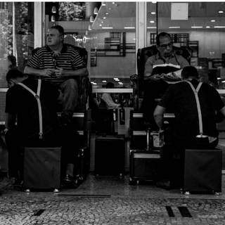 Homens engraxando sapatos (Foto: Francisco Canarin)