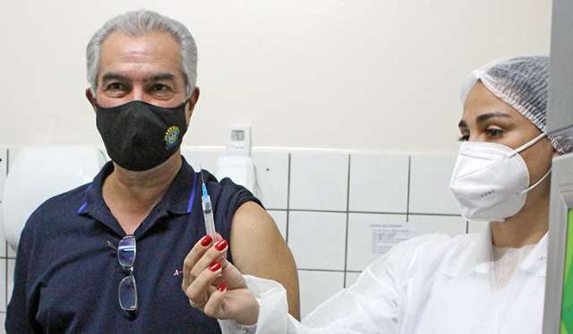 Ao completar imuniza&ccedil;&atilde;o, Reinaldo Azambuja incentiva 2&ordf; dose