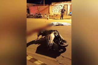 Corpo de Victor no meio da rua, depois de colisão entre motos (Foto: Direto das Ruas)