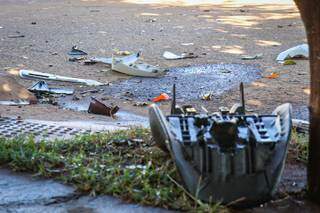 Peças de motocicletas ainda estão na rua após colisão (Foto: Henrique Kawaminami)