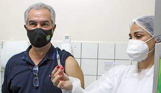 Reinaldo Azambuja, governador de Mato Grosso do Sul, tomando segunda dose da vacina contra a covid-19 (Foto: Chico Ribeiro)
