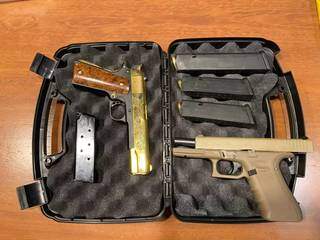 Armas apreendias pela Polícia Federal. Uma delas banhada a ouro (Foto: Divulgação PF)