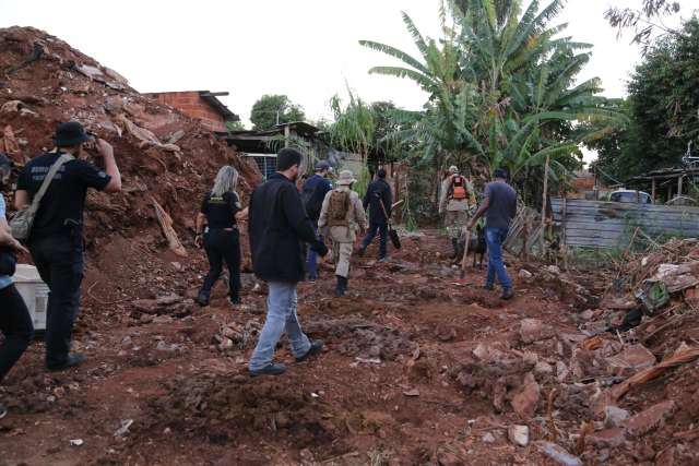 Sem achar mais cad&aacute;veres, pol&iacute;cia suspende buscas em suposta &aacute;rea de desova