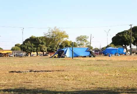 Moradores reclamam de "bagunça" e querem expulsar acampamento de ciganos