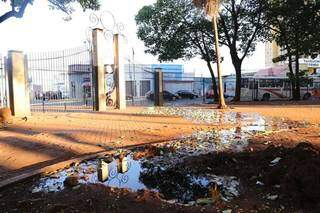 Comerciantes reclamam de &aacute;gua jorrando h&aacute; 15 dias ap&oacute;s cano estourar no Centro 