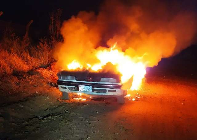 Carro que pode ter sido usado em tiroteio &eacute; incendiado na fronteira 