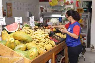 Produtos de hortifruti puxaram a queda, caso do tomate, banana e batata (Foto: Kisie Ainoã/Arquivo)