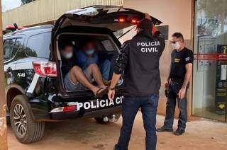 Acusados dentro da viatura sendo levados para exame de corpo delito. o dia 16 de junho (Foto: Ivinoticias)
