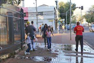 Comerciantes reclamam de &aacute;gua jorrando h&aacute; 15 dias ap&oacute;s cano estourar no Centro 