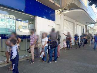 Leitora do Campo Grande News relatou espera &#34;cruel&#34; em fila. (Foto: Direto das Ruas)