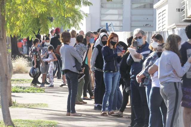 Depois de &quot;libera geral&quot;, fila da vacina da gripe dobra quarteir&atilde;o 