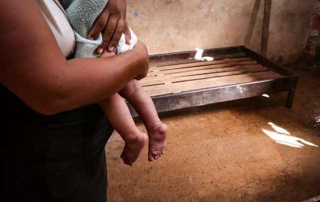 &ldquo;N&atilde;o &eacute; abandono, &eacute; necessidade&rdquo;, diz jovem que deixou 4 filhos trancados