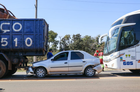 Carro de passeio &eacute; prensado por caminh&atilde;o e &ocirc;nibus na BR-163