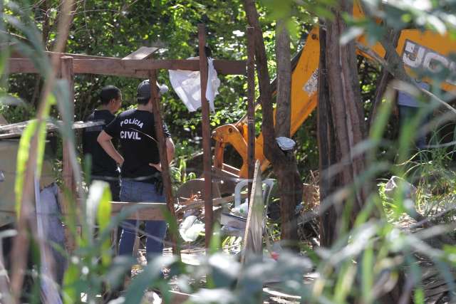 Com retroescavadeira, pol&iacute;cia retoma buscas em suposto cemit&eacute;rio de fac&ccedil;&atilde;o 