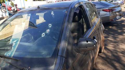 Assaltantes atiram em carro para tentar roubar dinheiro de prefeitura
