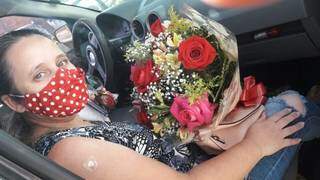 Presenteada além da vacina, mulher ganhou buquê de rosas por aniversário de casamento. (Foto: Divulgação)