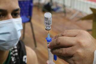 Moradores prestes a ser vacinado contra a covid-19 na Capital. (Foto: Kísie Ainoã)