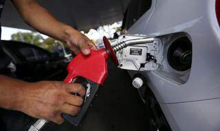 Frentista abastece carro em posto de combustível (Foto: Agência Brasil)