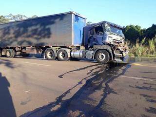 Cabine de carreta destruída após colisão com caminhão boiadeiro (Foto: Roberto Satyro da Silva/Direto das Ruas)