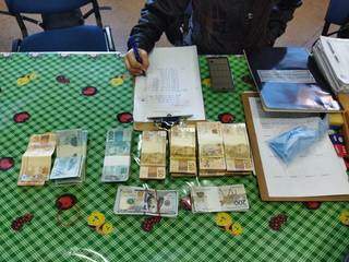 Agente da Senad conta dinheiro apreendido com brasileiro, hoje na fronteira (Foto: Divulgação)