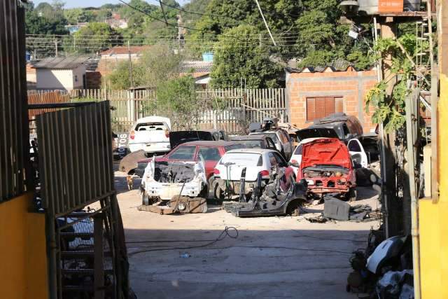 Dois s&atilde;o presos por recepta&ccedil;&atilde;o de pe&ccedil;as em ferro velho