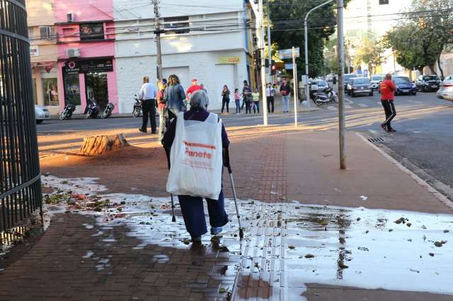 Comerciantes reclamam de &aacute;gua jorrando h&aacute; 15 dias ap&oacute;s cano estourar no Centro 