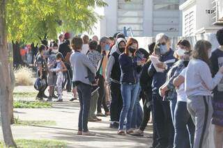 Na 26 de Agosto, fila também está virando a esquina à espera da vacina. (Foto: Marcos Maluf)