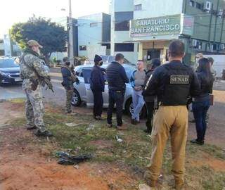 Celso (encostado no carro) cercado por agentes da Senad ao ser preso hoje (Foto: Divulgação)