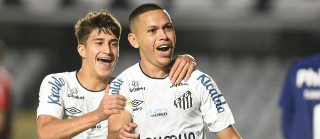 Em partida com gol contra, Santos faz 2 a 1 sobre o Athletico-PR