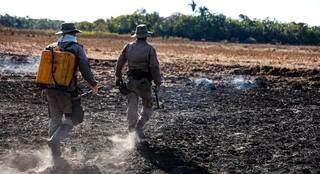 Ap&oacute;s sobrevoo, 82 bombeiros trabalham contra fogo no Pantanal 