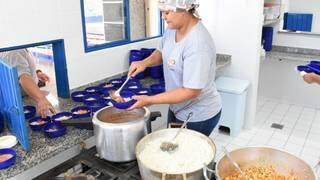 Merendeira serve comida em escola da Capital antes da pandemia (Foto: Divulgação)