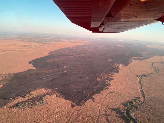 Ap&oacute;s sobrevoo, 82 bombeiros trabalham contra fogo no Pantanal 