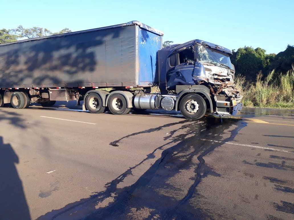 Cabine de carreta destruída após colisão com caminhão boiadeiro (Foto: Roberto Satyro da Silva/Direto das Ruas)