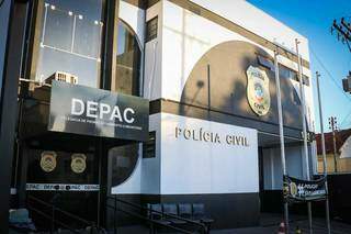 Caso de roubo e maus-tratos foi registrado na Depac Centro nesta segunda-feira (Foto: Henrique Kawaminami)