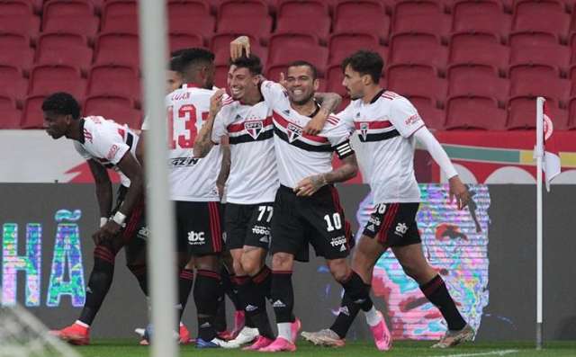 S&atilde;o Paulo vence Inter por 2 a 0 e sai da zona de rebaixamento