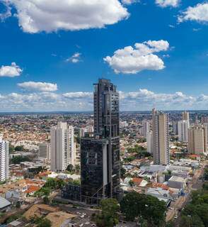 Prédio é hoje considerado o mais alto de Campo Grande, com 35 andares. (Foto: Gabriel Marchese)