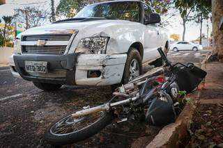 Moto ficou presa e foi arrastada por mais de uma quadra (Foto: Henrique Kawaminami)