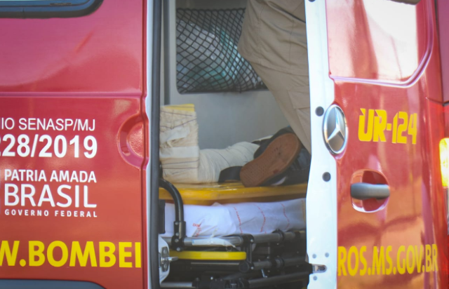 Crian&ccedil;a perde os dentes ao ser atropelada por moto que furou sinal 