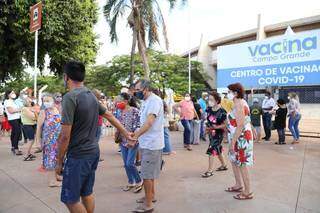 Fila de pessoas para serem imunizadas contra a covid em Campo Grande, MS (Foto: Kísie Ainoã/Arquivo)