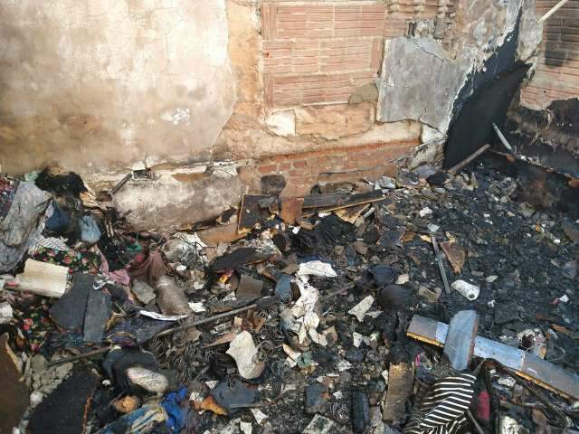 Homem causa inc&ecirc;ndio em briga com a mulher e destr&oacute;i vila de casas 