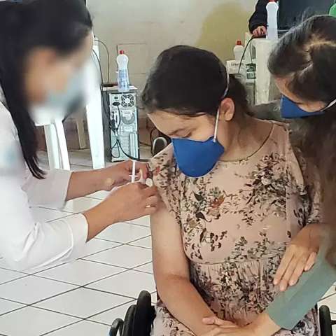 Com paralisia grave, Sofia viaja mil quil&ocirc;metros para conseguir vacinar em MS