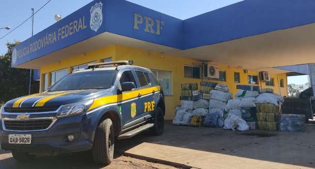 Adolescente &eacute; apreendido com 1,2 tonelada de maconha em persegui&ccedil;&atilde;o