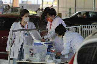 Profissionais preparam vacina para aplicação em Campo Grande. (Foto: Paulo Francis)