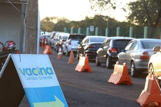 Pessoas esperam a vez de tomar vacina contra a covid-19, em Campo Grande (Foto: Henrique Kawaminami/Arquivo)
